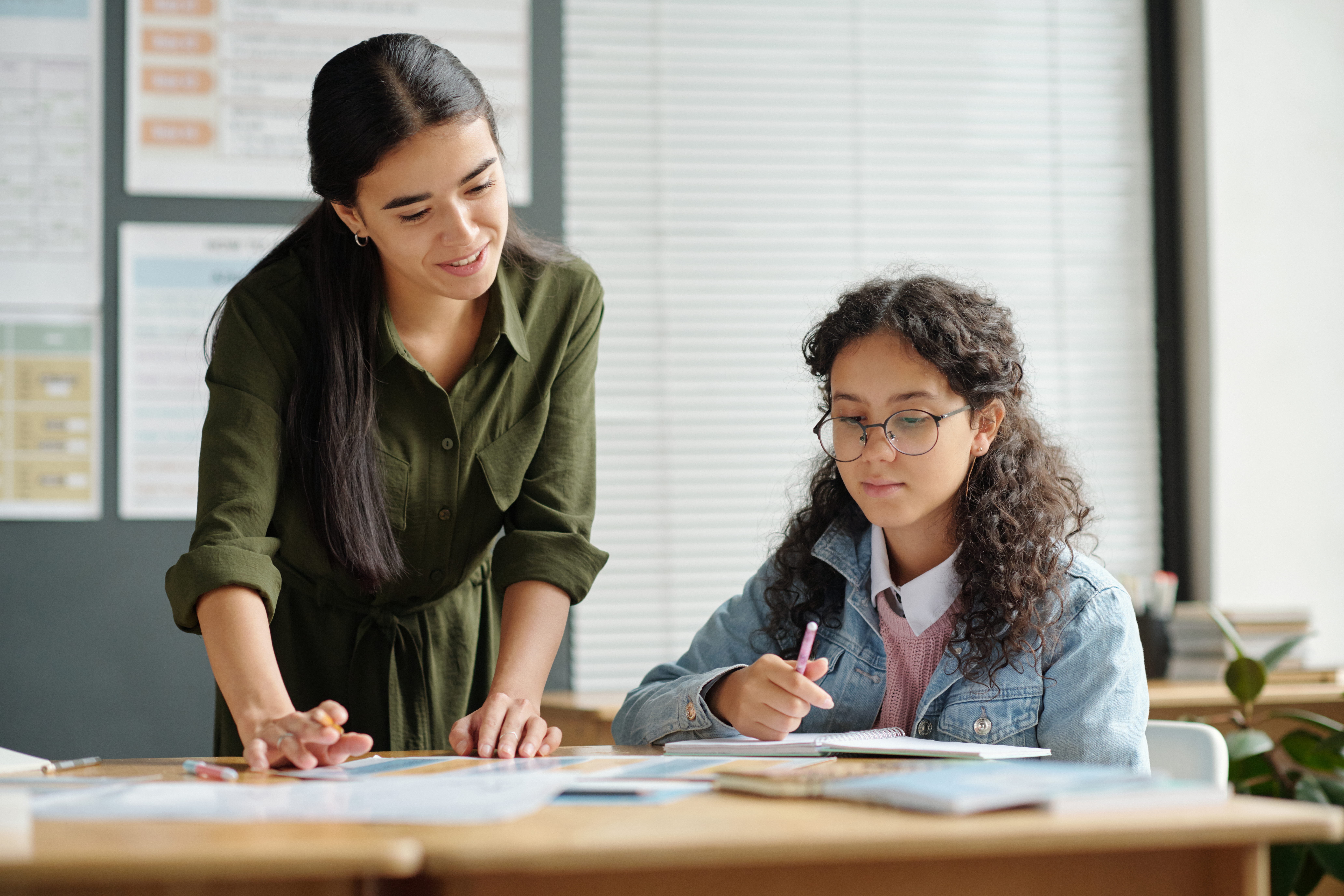 Tutor teaching English grammar